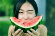 娱乐吃瓜酱精神好稳定的一家人,一家人的娱乐吃瓜酱生活
